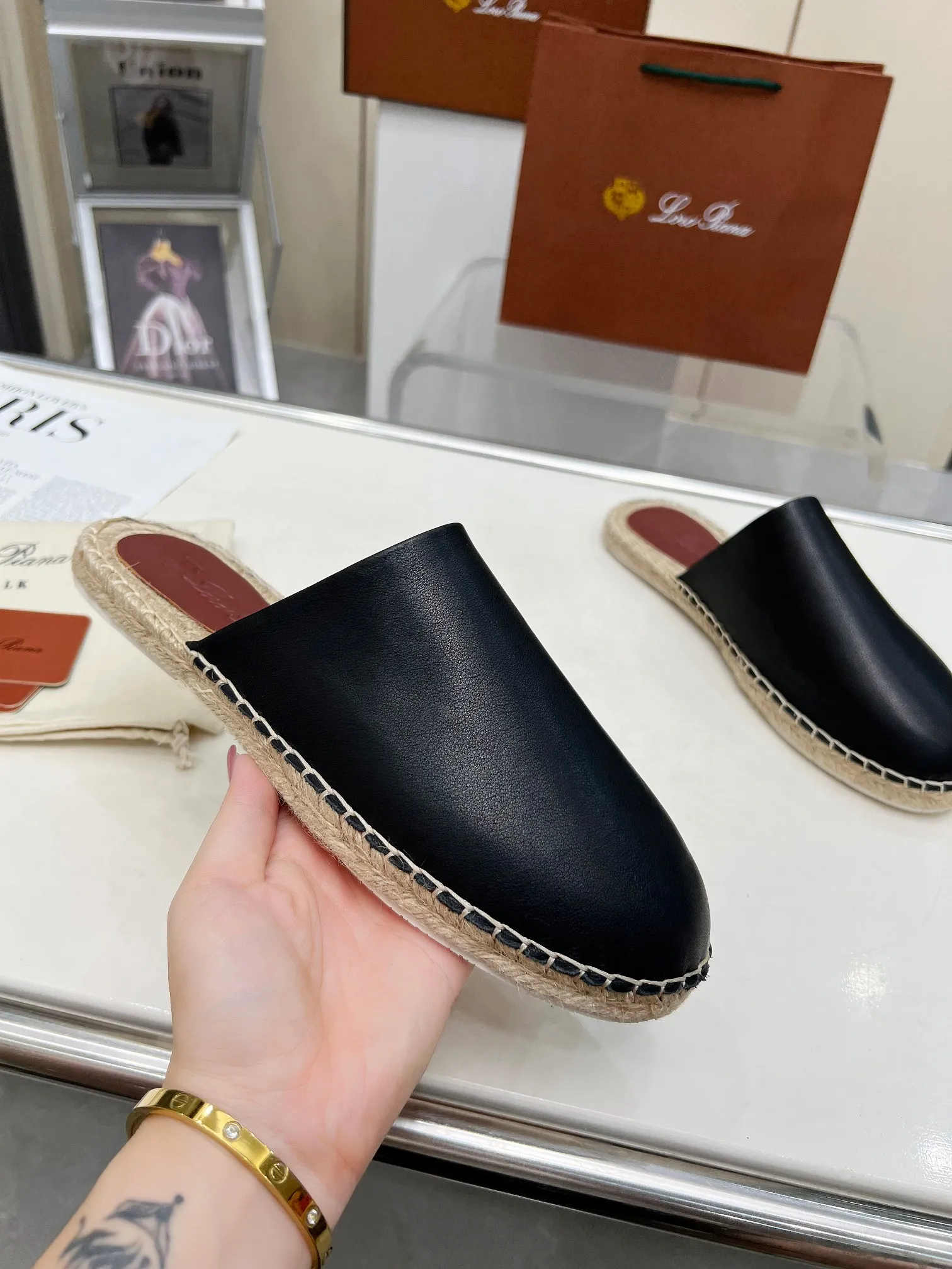Men's men's shoes 💰520 🧚‍♂️.Loro Piana*👉Top genuine high-end fisherman's shoes and half-drag style👉Buy the original 1:1 copy💯💯💯 Founded the existing Loro Piana company on April 24, 1924. It is now the sixth generation of family business, providing high-quality products to customers who are discerning about taste and quality. ❤️Imported calfskin fabric. The lining is made of A-grade sweat-absorbent and breathable lining. 💯💯💯 Purely handmade. 💯Authentic packaging. Original one-to-one molded outsole. The favorite sandals of Middle Eastern tycoons. Code number: 39-46.